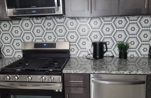 Simple 'N' Sheek 3bedroom 1bathroom house close to public transportation