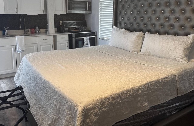 Simple Studio w own entrance 8 mins to KFLL 8 mins to Port Everglades