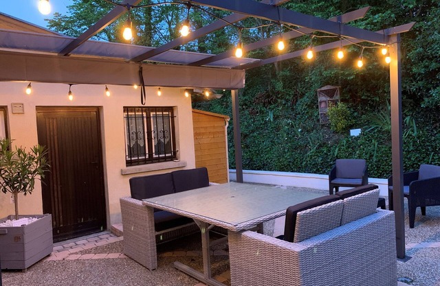 Simplista casa de vacaciones con terraza