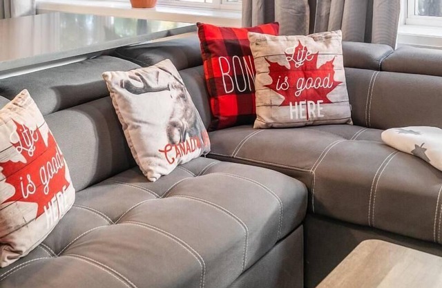 Simply Comfort. Canadian Style 2Br Loft