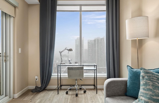 Simply Comfort. Modern DT Condo. Balcony. Free Parking. Gym.