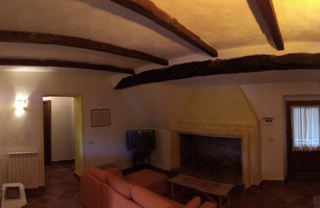 single detached house completely ristrutturata- 3-4 people near the lake.