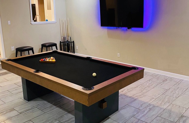 Single family home Hot tub full deck Nearby shopping center in Beaches