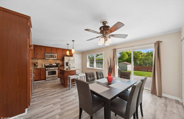 Single Family home in Schaumburg, IL 3 bed/ 2 full baths/ fully fenced backyard