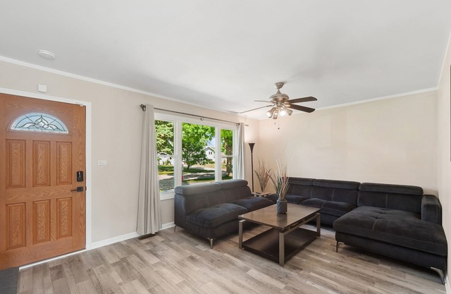 Single Family home in Schaumburg, IL 3 bed/ 2 full baths/ fully fenced backyard