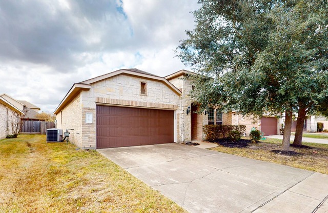 Single-family home with fenced yard, AC, & washer/dryer - close to everything