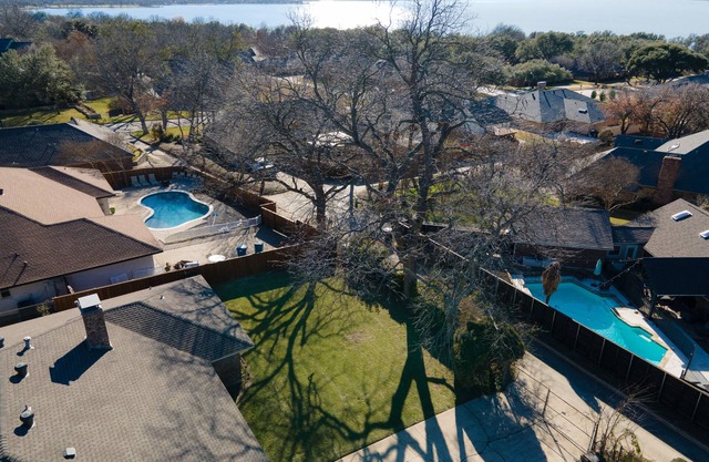 Single Family in Lakeside Neighborhood-close to 66