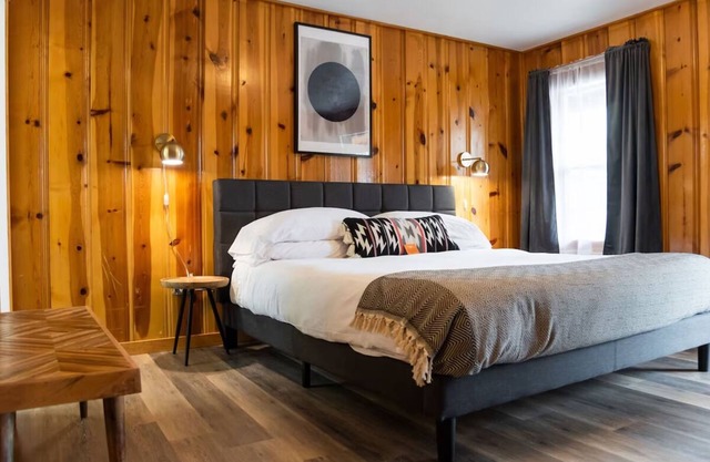 Single King Escape, The Nightingale Motel, Steps from San Juan River Walk