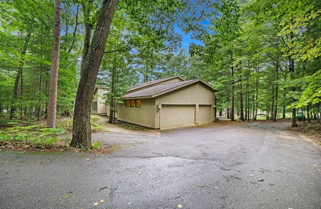 Single-level condo with a full kitchen, & washer/dryer