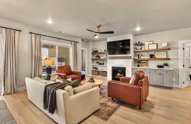 Single Level, Luxury 4BR, Hot Tub, Game Room, Exercise Area, Near Discovery Park