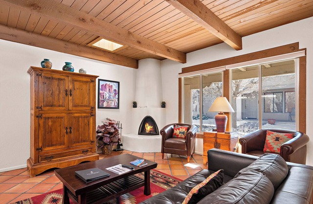 Single-level, Walk to Plaza, Hot Tub, Pool, Kiva Fireplace, Sleeps 4