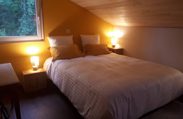 Single rooms with shared kitchen and bathroom.