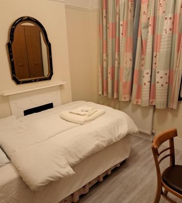 Single Room- Goodmays Train station- London