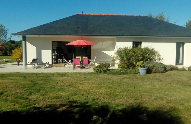 Nueva casa de una sola planta en el campo