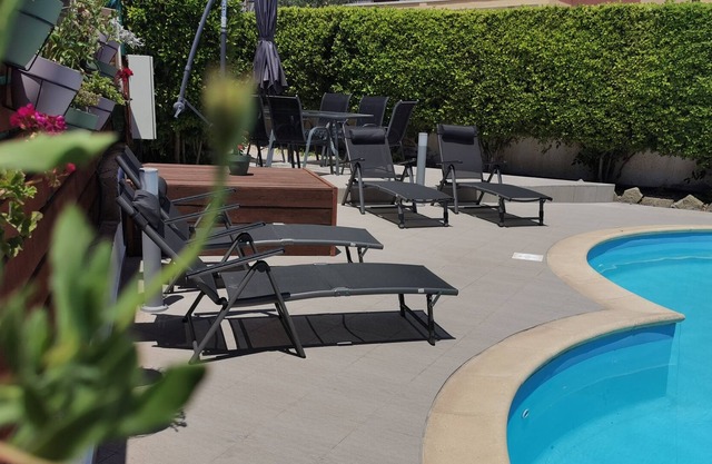 Single storey bungalow with a pool, ideal for couples or family relaxation!