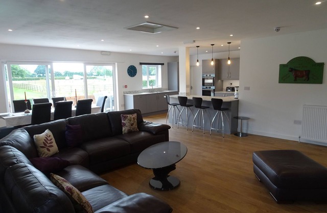 SINGLE STOREY Four Superking en suite rooms on Red House Estate w/seasonal pool