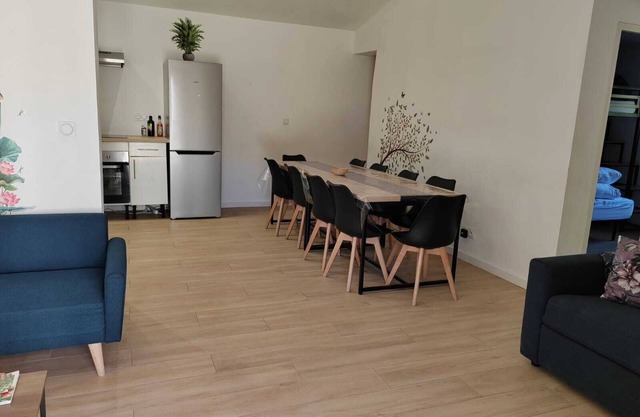 single storey house 10 sleeps, 2 bedrooms, 2 bathrooms, inside parking