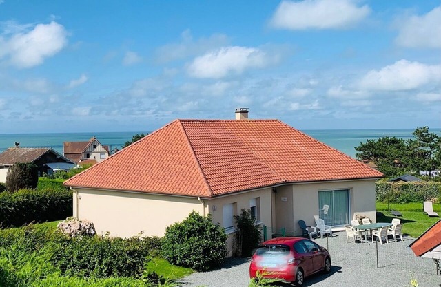 Casa independiente de una planta en terreno cerrado con vista al mar.3 dormitorios