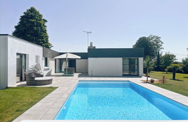 Single-storey house with swimming pool for 8 people.