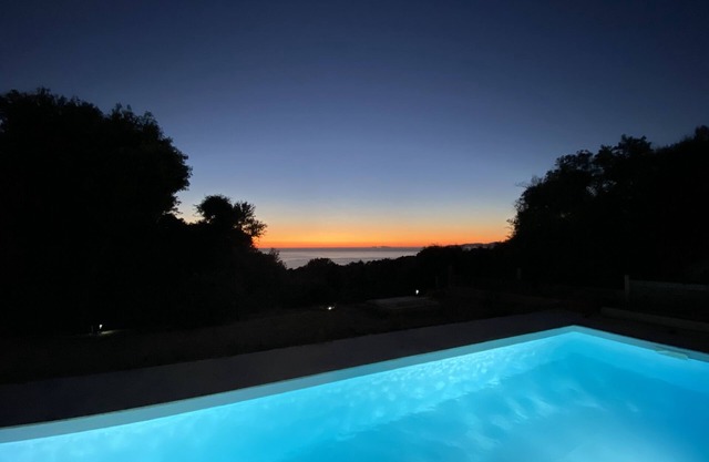Single-storey villa, sea view, swimming pool, 5 minutes from beaches, peaceful setting.