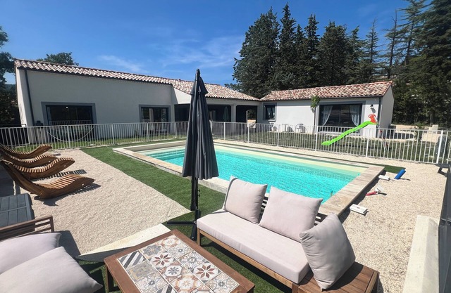 SINGLE STOREY VILLA WITH HEATED POOL AND JACCUZI