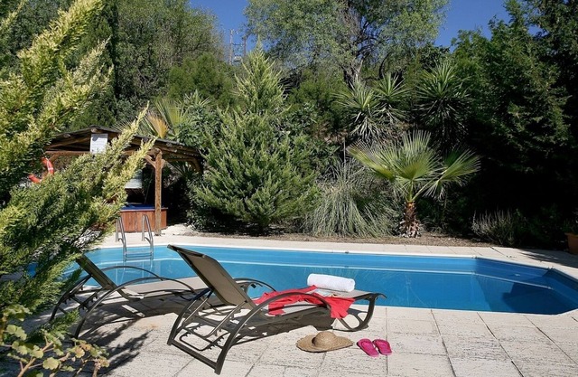 Villa de una planta, piscina privada, bañera de hidromasaje en el frondoso valle de Miliou, entre los bosques de cítricos.