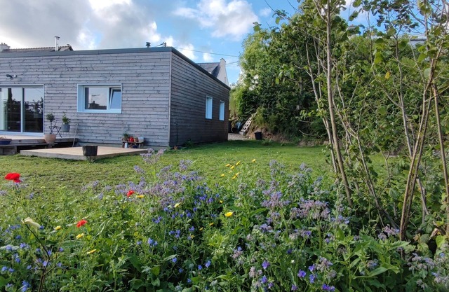 Single-storey wooden house between Goulien beach and Crozon market town