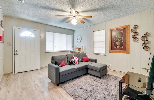 Single-Story Brownsville Home ~ 2 Mi to Airport!