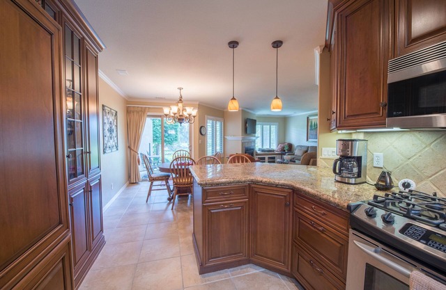 ¡¡¡NUEVO!!! Bellamente renovado 2BR / 2BA Blacklake Golf Course Condo en el hoyo 9