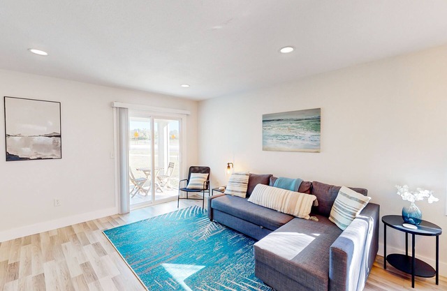 Single-story duplex near beach with renovated interior, AC-Dogs ok