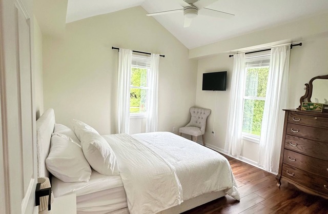 Single-story Golf Course Getaway