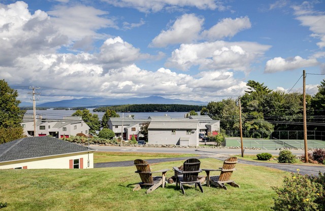 Single-story home overlooking Lake Winnipesaukee with firepit, fireplace & WiFi