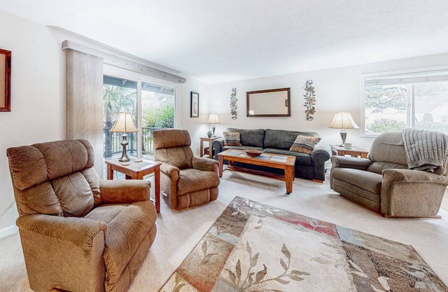 Single-story townhome with 2 patios, outdoor pool & great location near Gorge