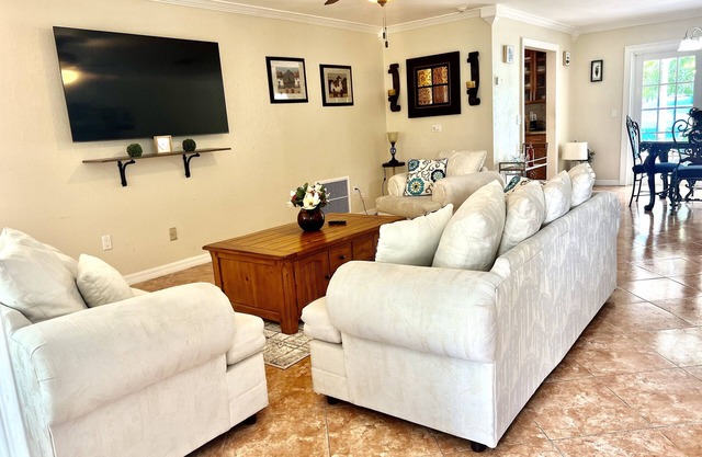 SingleHouse 3 bedroom 2 full bathrooms also desk and chair for work from home