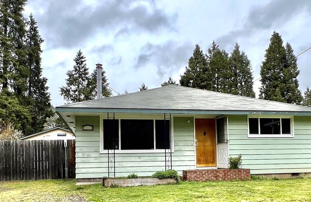 Singletrack Shack Remodeled home in the center of Oakridge