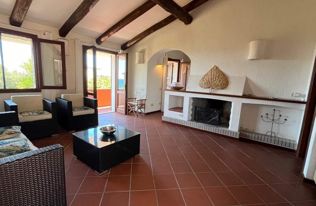 Casa con el jardín en el mar con la opinión hermosa del mar