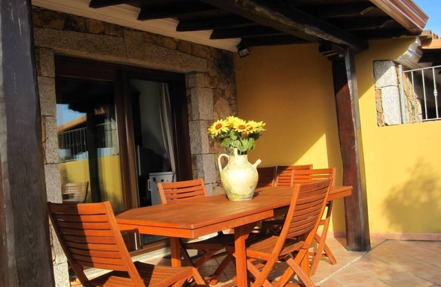 Casa con jardín cerca del mar.