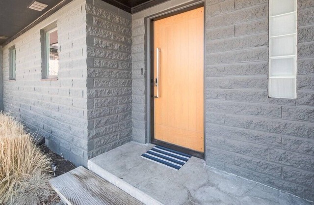 Sip-N-Stay on Sturm- Hot tub and Dog Friendly!
