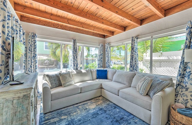 'Siren Song' - Cozy Marathon Getaway w/ Garden!