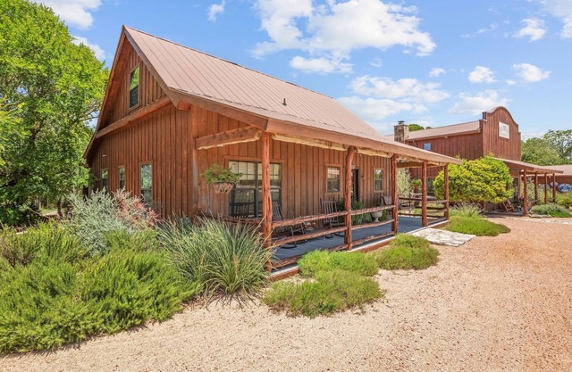 Sister Creek Ranch - First Cabin - Hot Tub - Fireplace - Hill County Views