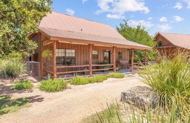 SisterCreek Ranch - Other Cabin - Hot Tub - Fireplace - Hill County Views