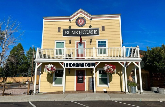 Downtown Sisters Boutique Hotel - Sisters OR Sleeps 2 /1.5 bath unit 2