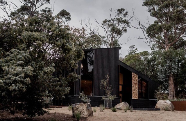 'Sisters' - Cliff top cabin with hot tub