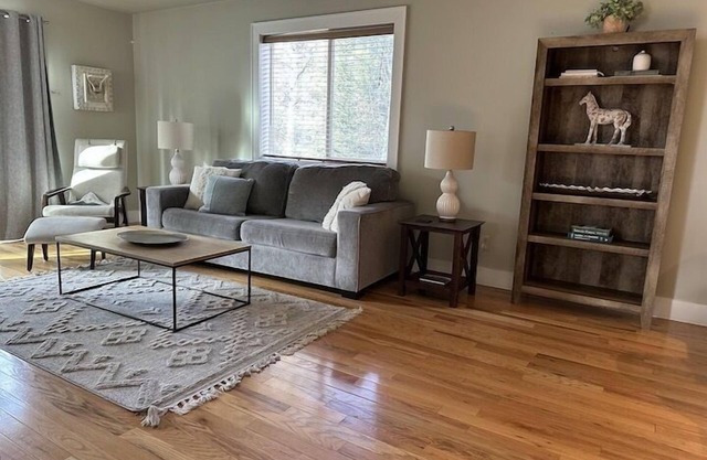 Sisters Home Upper - One bedroom/One bath - Sleeps up to 5