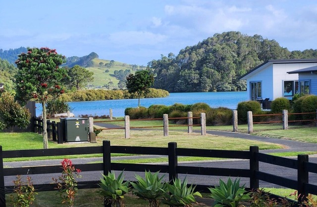 SIT BACK AND RELAX BY THE ESTUARY. Pet and Family Friendly!