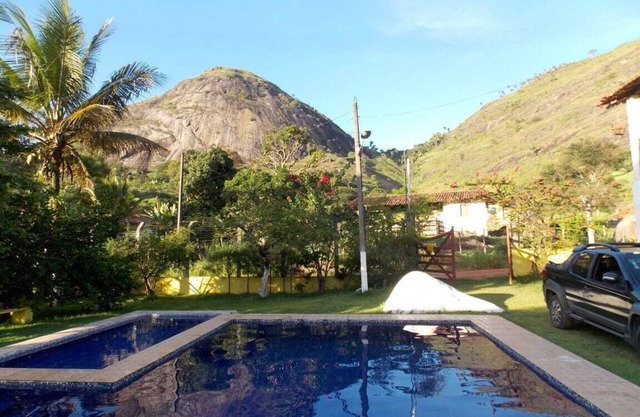 Sitio de Rodeadouro con piscina de agua natural.
