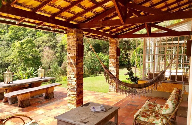 Sitio con piscina de agua natural y cascadas.