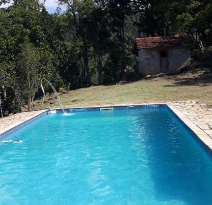 Sitio com piscina , e lago para pesca , churrasqu.