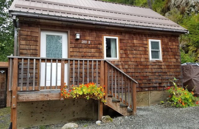 Sitka Rose - Cabin, minutes from airport & ferry - self check-in