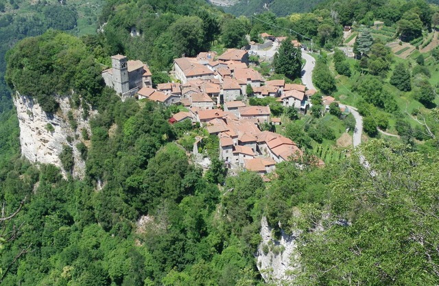 Situated in an authentic Tuscan hilltop village,